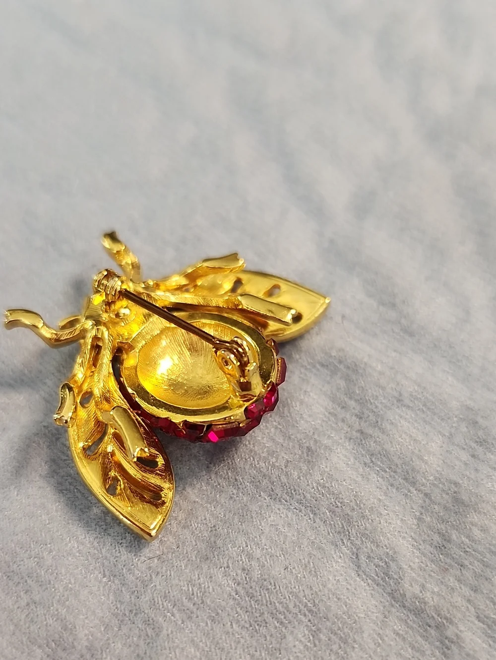 Finely Crafted Vintage Red & White Crystal Rhinestone Bee Pin On Goldtone Metal